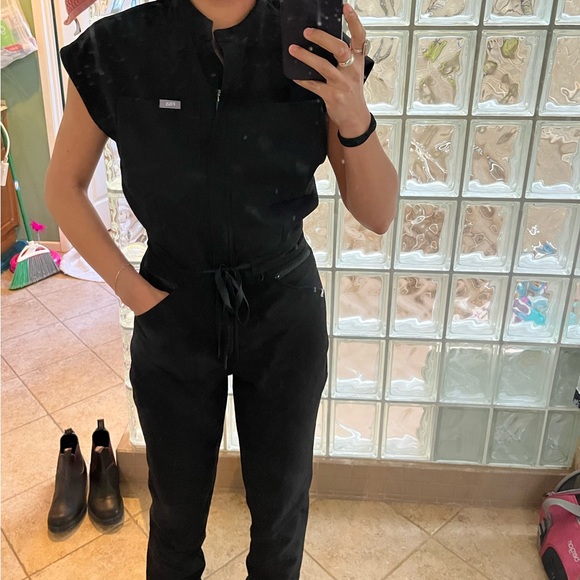 Figs Rafaela cargo scrub jumpsuit - Picture 4 of 5